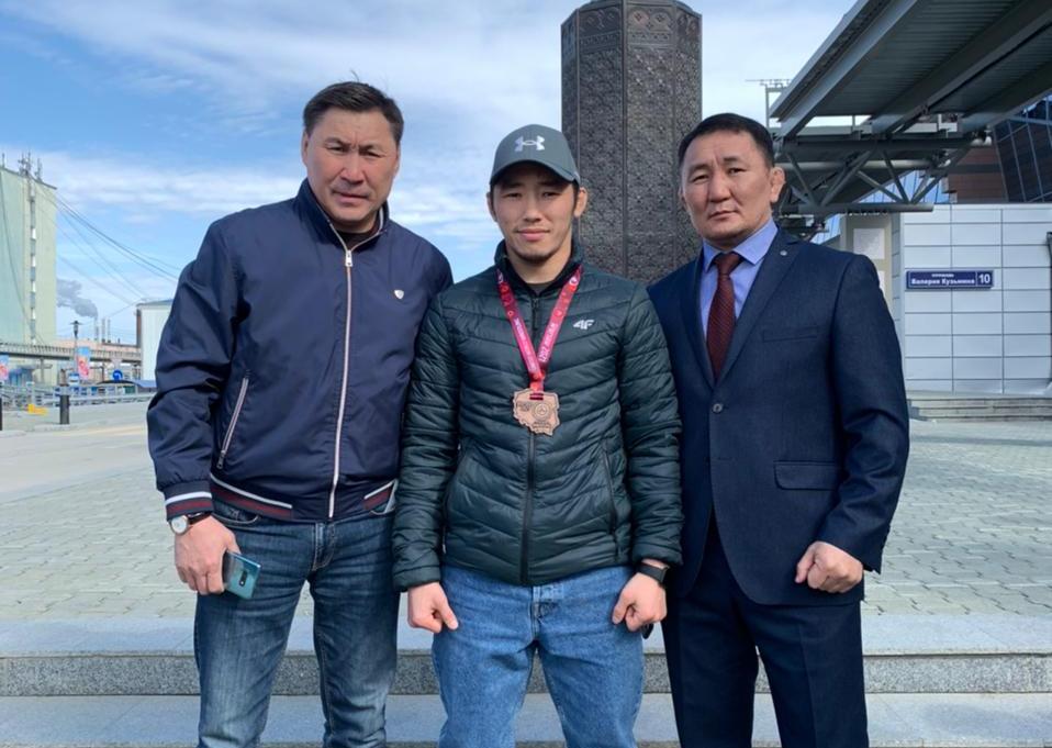 Бронзового призера чемпионата Европы Эдуарда Григорьева встретили в аэропорту Якутска