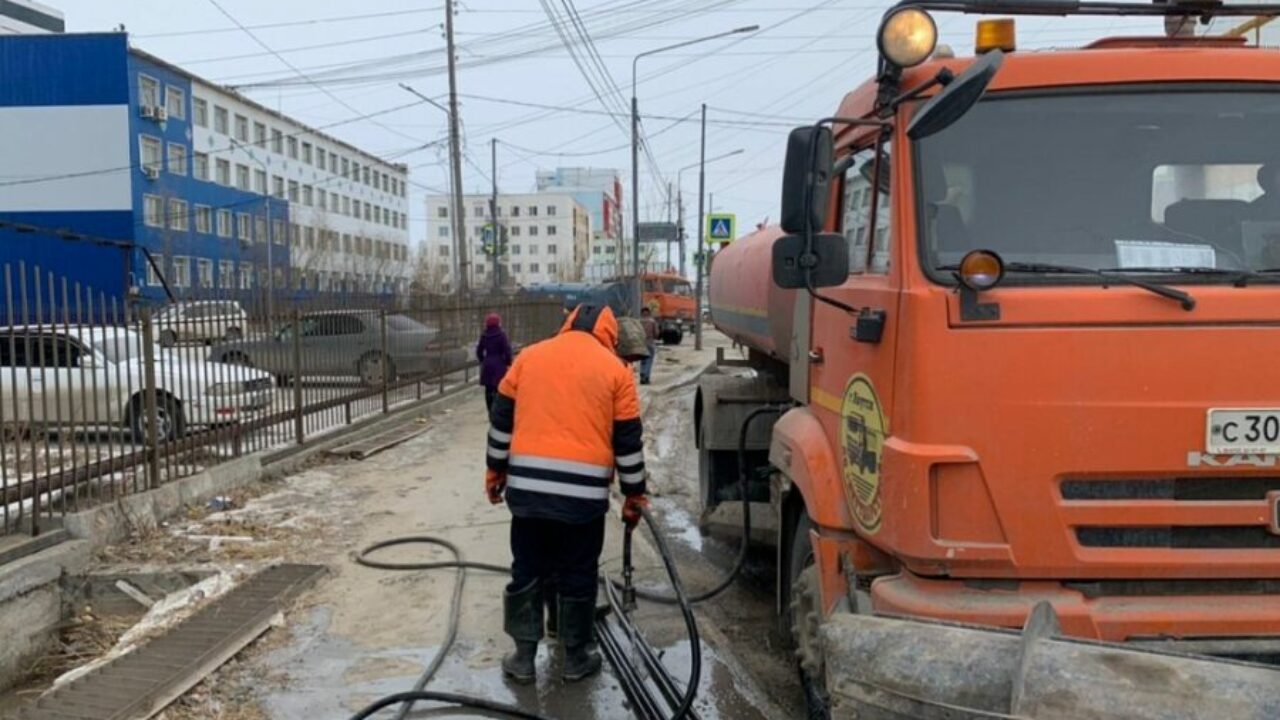 Дорожники работы по пропарке водопропускных лотков в Якутске выполнили на  100 % — ЯСИА