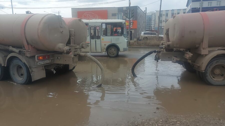 Коммунальщики продолжают откачку талых вод с улиц и дворов Якутска