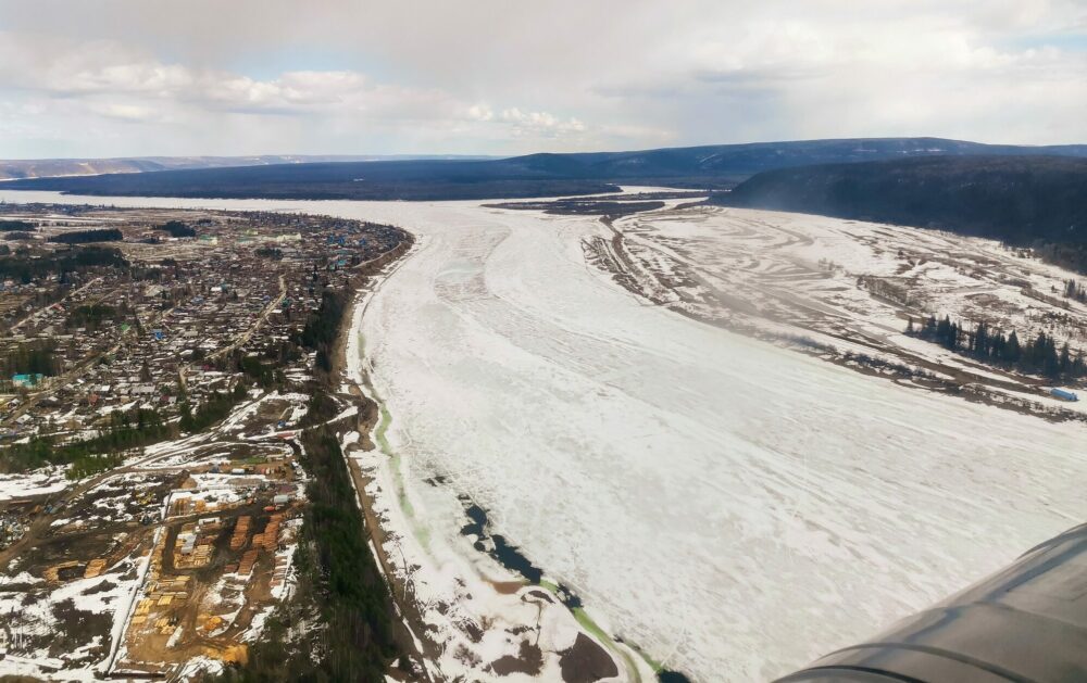 Оперативная группа провела авиамониторинг ледовой обстановки на реке Лене