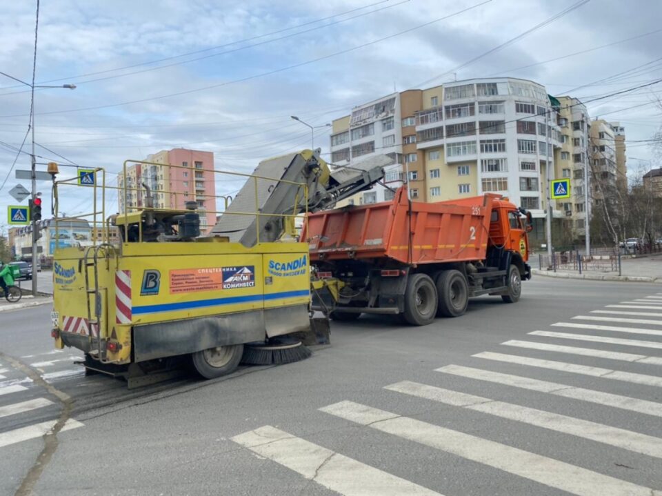 В Якутске шесть автомашин «КамАЗ» проводят уборку прибордюрной части улиц