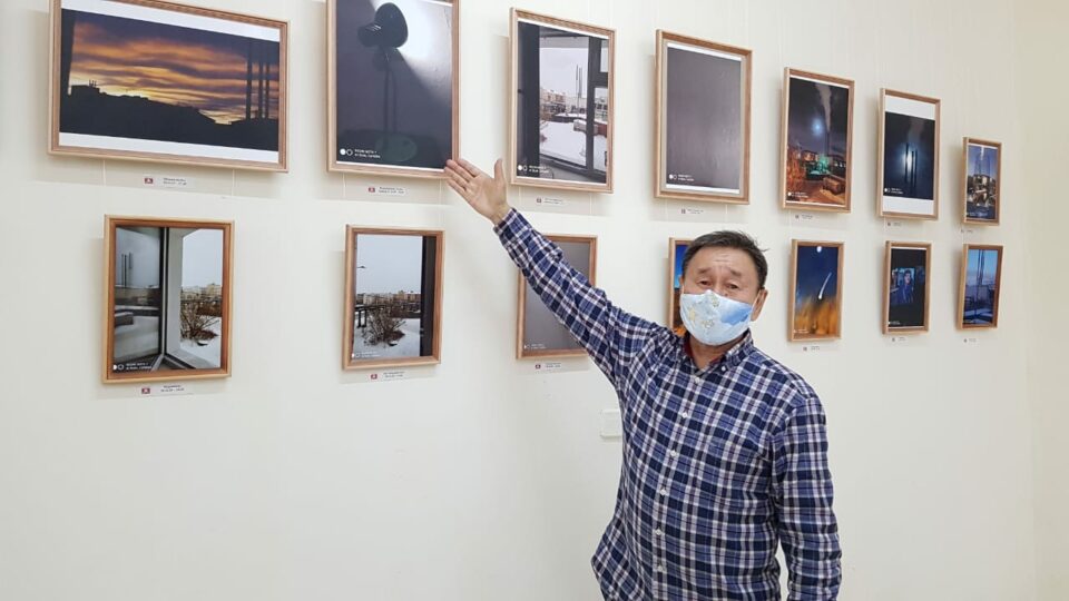 «Мир из окна. Год пандемии». В Якутске открылась фотовыставка известного художника Николая Курилова