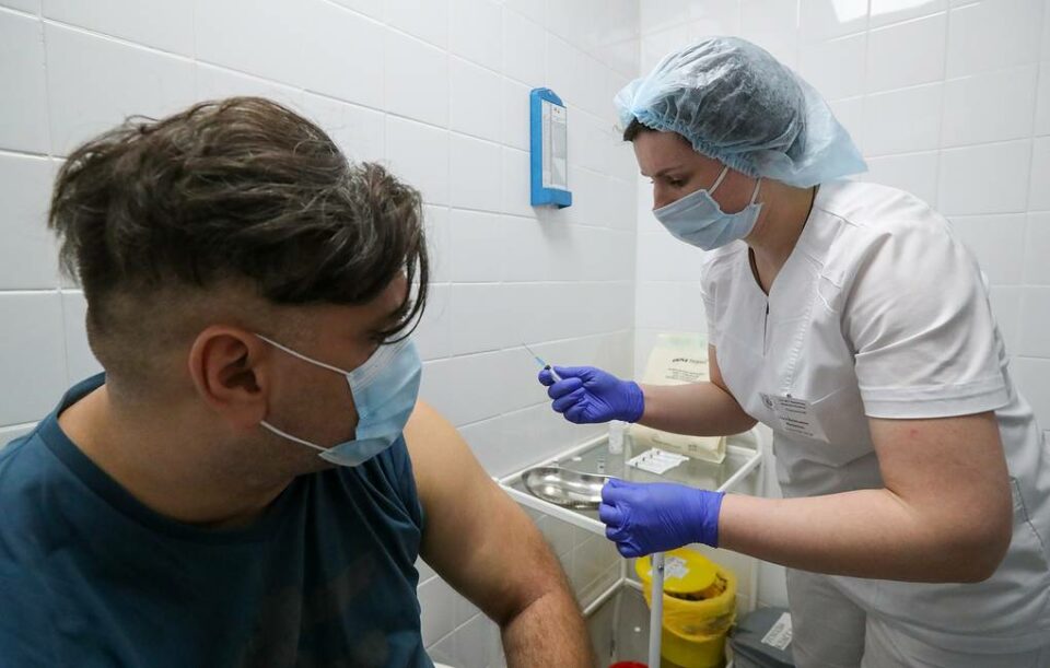 Бонусы за прививку от коронавируса предложили начислять россиянам