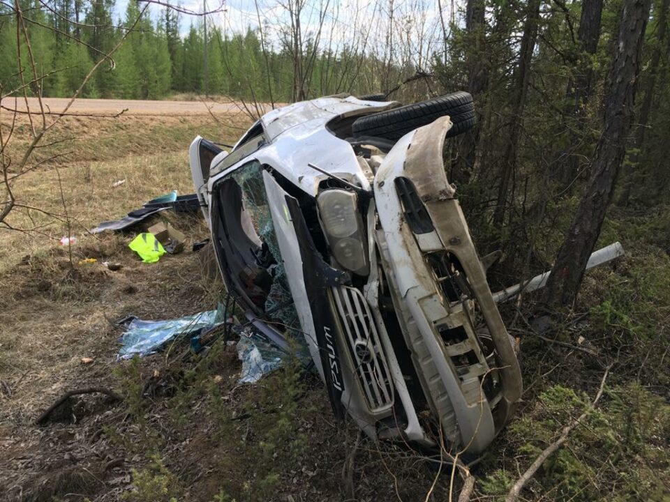 В Якутии на ФАД «Вилюй» перевернулся автомобиль