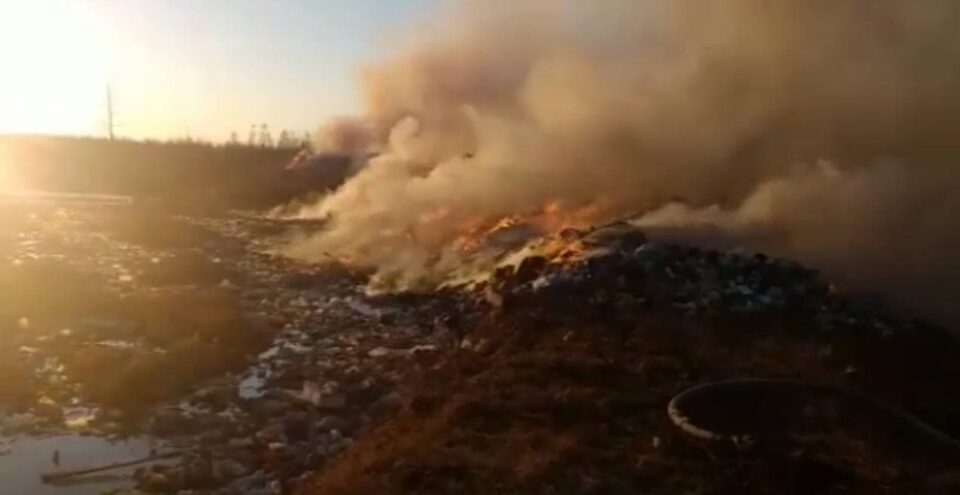 Что случилось в якутии. Село Борогонцы пожар на свалке. Засуха Усть Алданском улусе. Горит Якутия 2021 фото. Пожара.