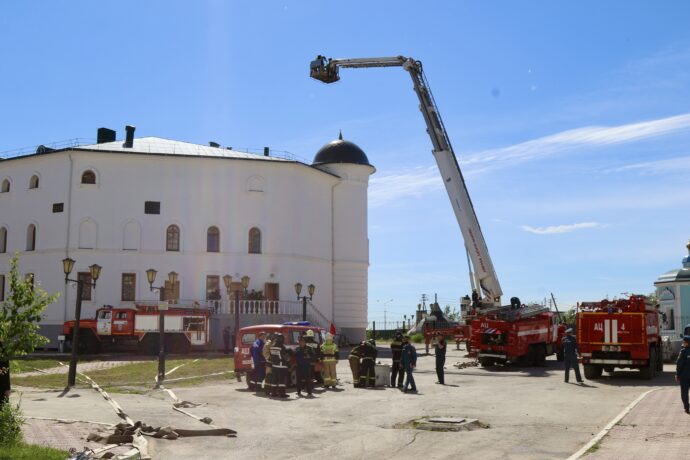 Пожарные МЧС России ликвидировали условный пожар в Якутской духовной семинарии