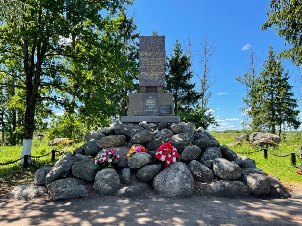 В деревне Буреги Новгородской области отреставрировали памятник воинам-якутянам