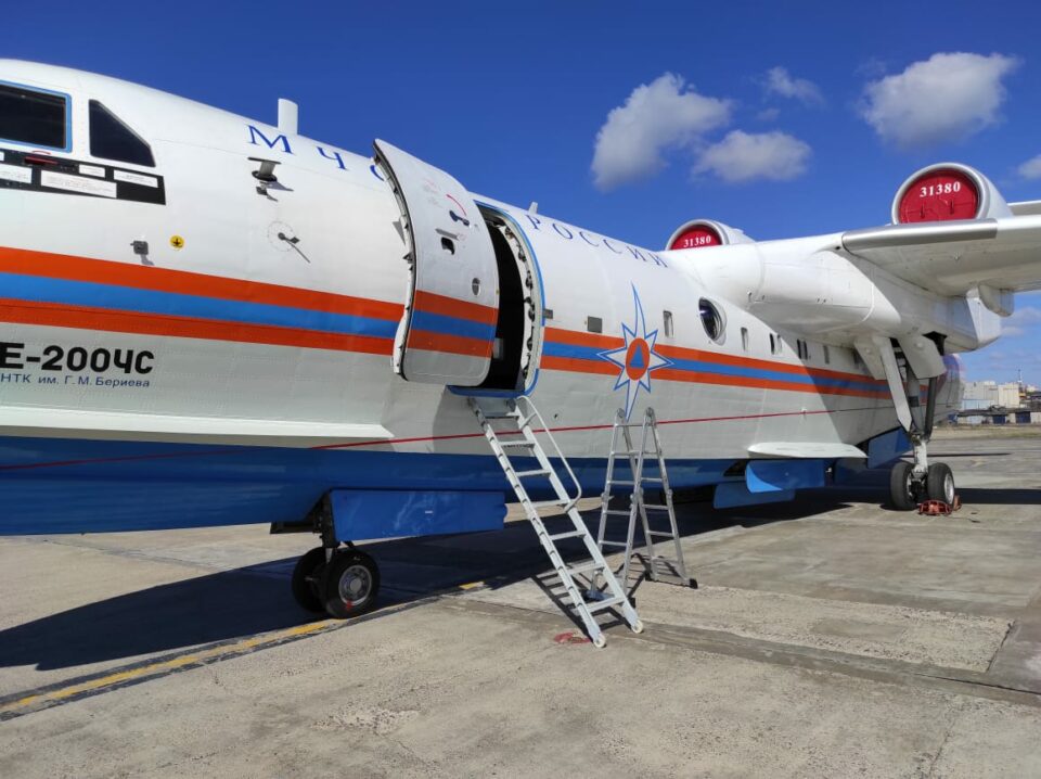 На тушении природных пожаров в Нюрбинском районе Якутии продолжает работу самолет БЕ-200