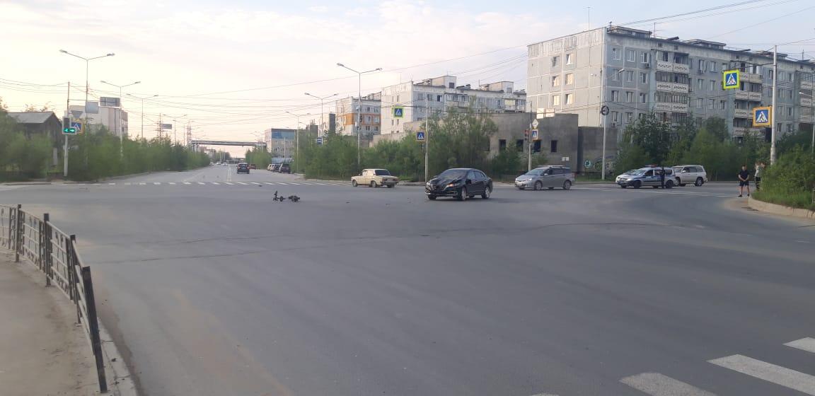 Ночью в Якутске столкнулись электросамокат и легковой автомобиль