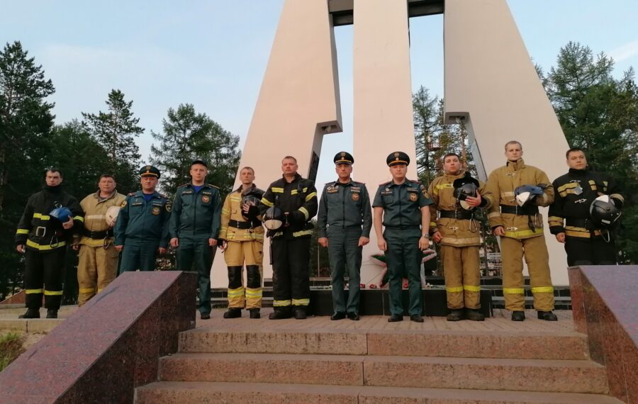 Якутские спасатели и пожарные почтили память погибших в Великой Отечественной войне в День памяти и скорби