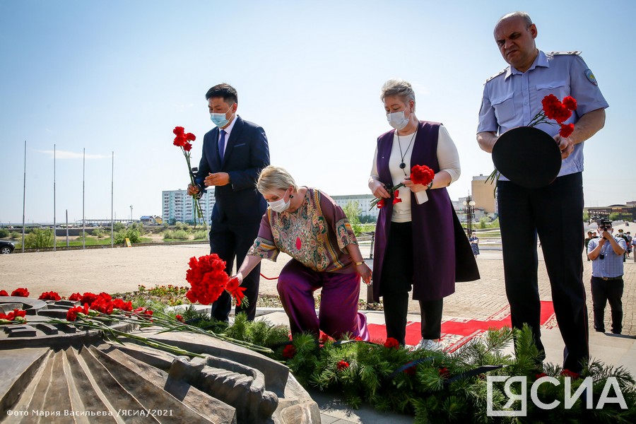 В День памяти и скорби возложили цветы к монументу 