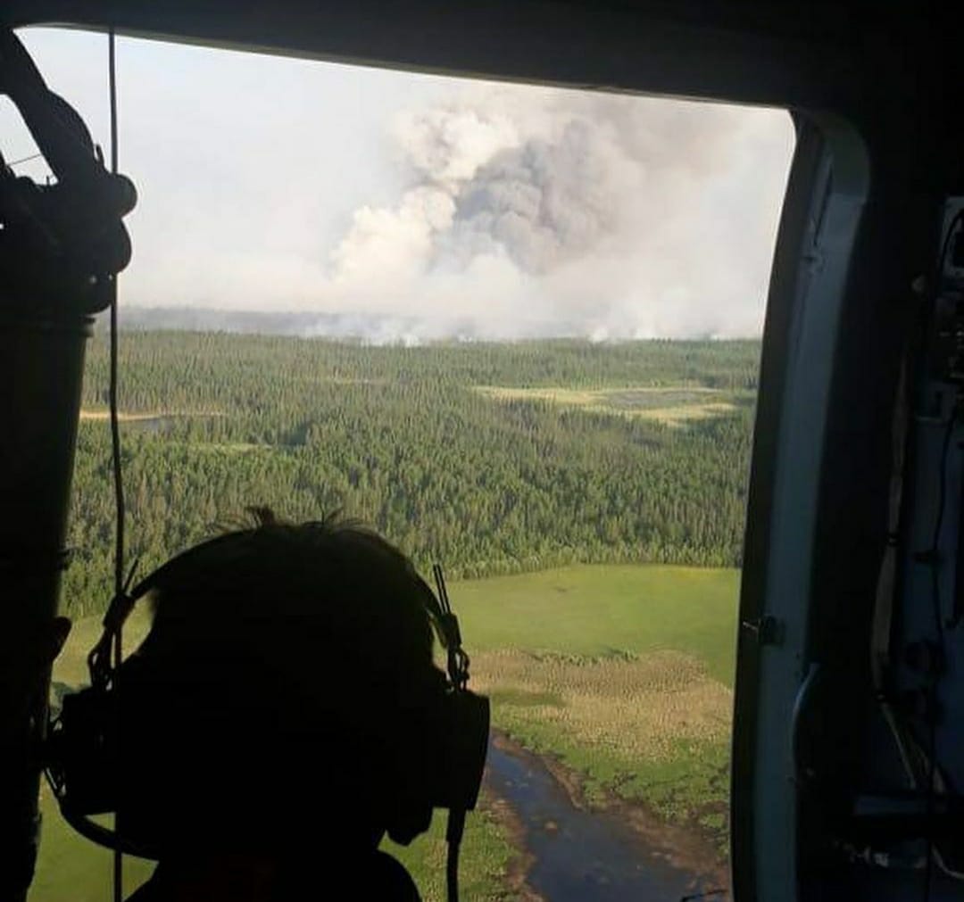 Лесной пожар недалеко от села Хоро Верхневилюйского улуса тушат с помощью вертолета Ми-8