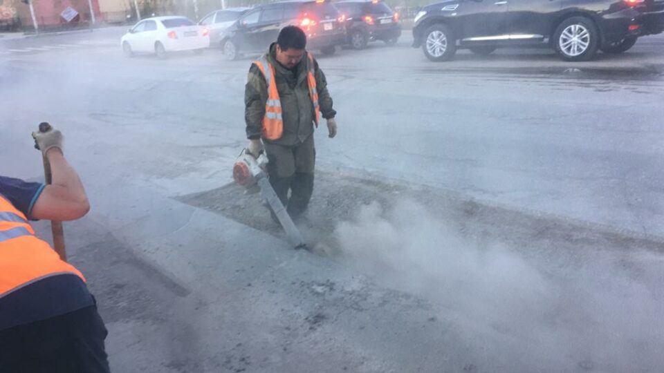 Ямочный ремонт дорог в Якутске проводится в усиленном режиме