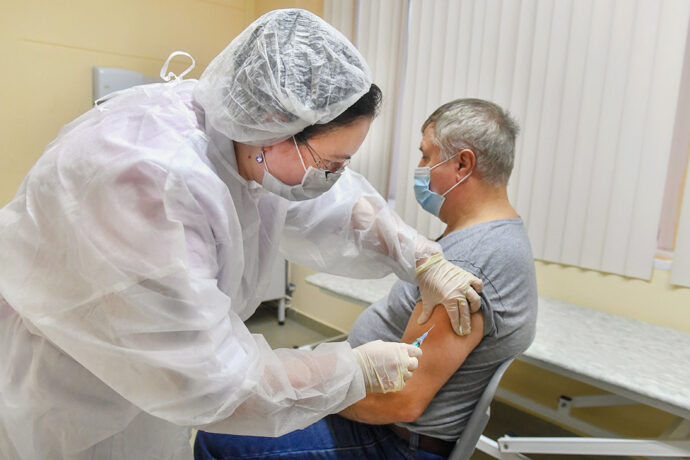 Врач Евдокия Павлова: Нельзя рассчитывать на защиту от COVID-19 после первой дозы вакцины