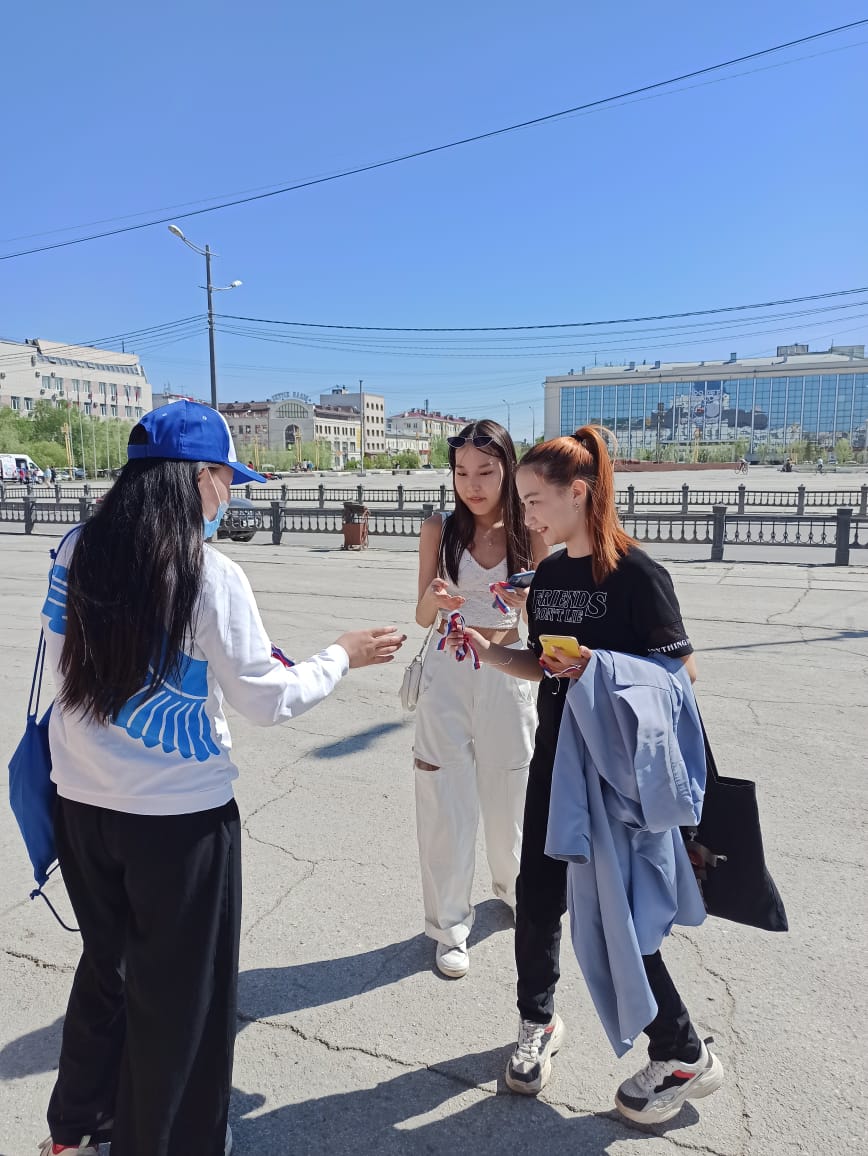 "Мы - часть одной большой страны". В Якутии проходит акция по распространению ленточек с триколором