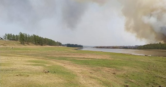 Для тушения лесных пожаров в Нюрбинском районе вертолёт Ми-8 МЧС России сбросил 65 тонн воды