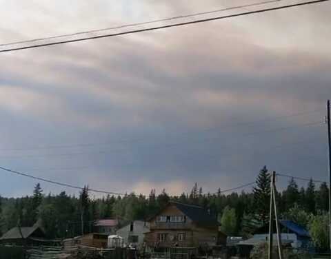 Лесопожарные Минэкологии Якутии тушат лесной пожар близ села Тит-Ары Хангаласского улуса