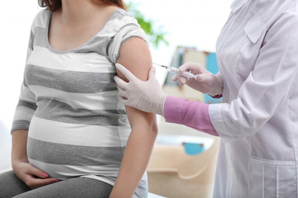 Врач-инфекционист: Вакцинация до начала беременности снижает риски заражения беременных