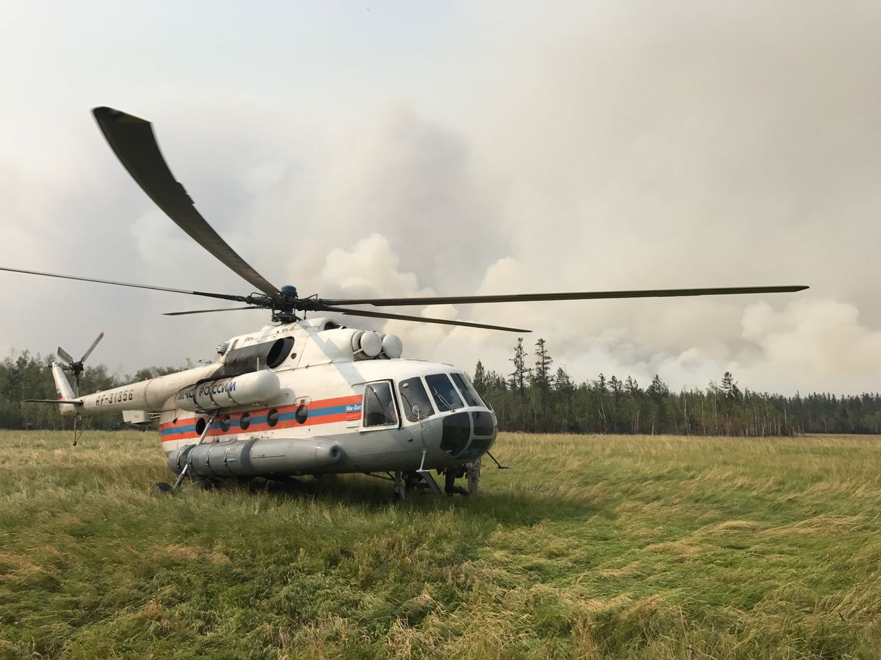 Ми-8 тушит лесные пожары в Нюрбинском районе Якутии