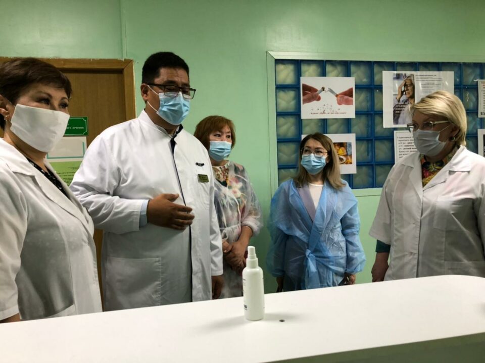 Вице-премьер Якутии ознакомилась с темпами вакцинации в Вилюйском улусе 