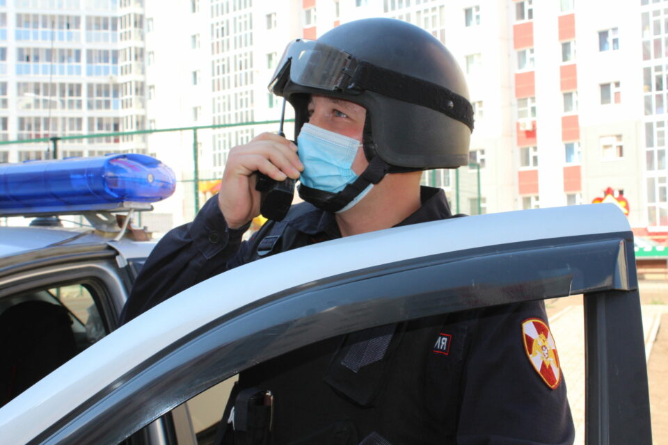 В Якутске росгвардейцы задержали подозреваемых в угоне машины