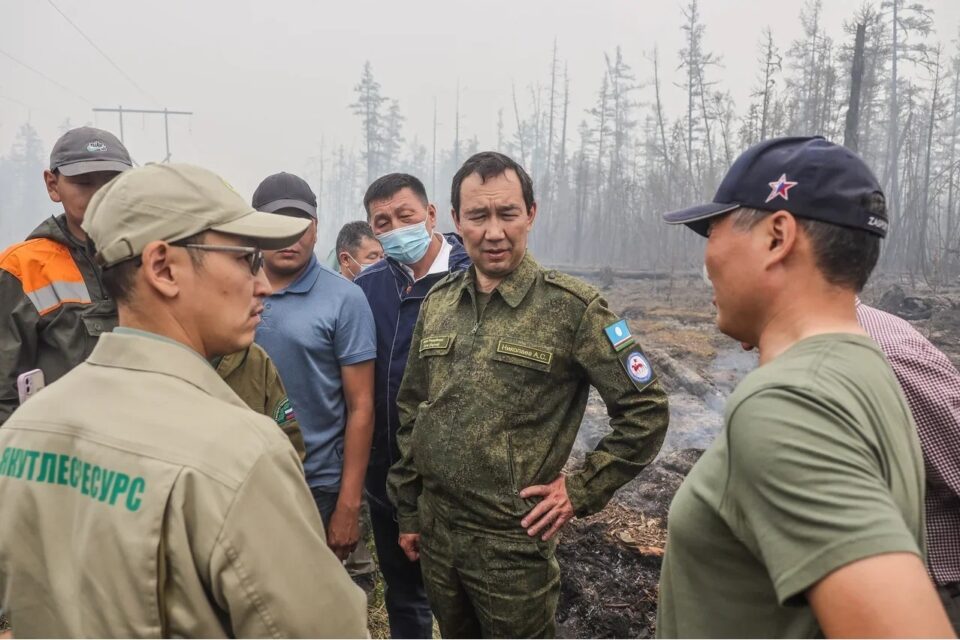 Глава Якутии проконтролировал ход тушения лесного пожара рядом с селом  Магарас — ЯСИА