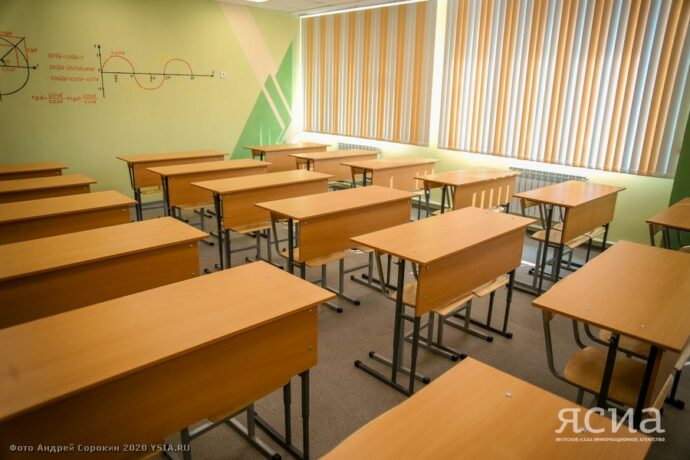 Управление образования Якутска объяснило причины проблем с зачислением детей в школы