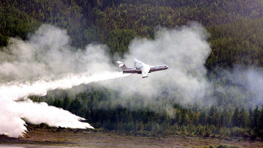 В Якутию на тушение лесных пожаров прибудут два самолета Бе-200 и вертолет МИ-6