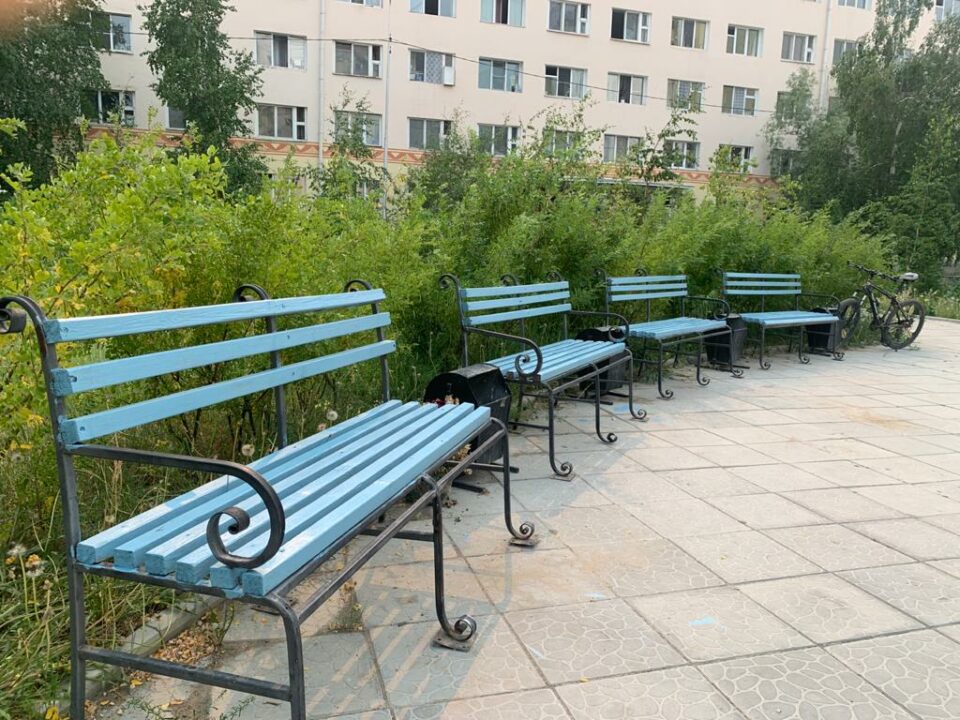Молодогвардейцы провели косметический ремонт скамеек в Якутске