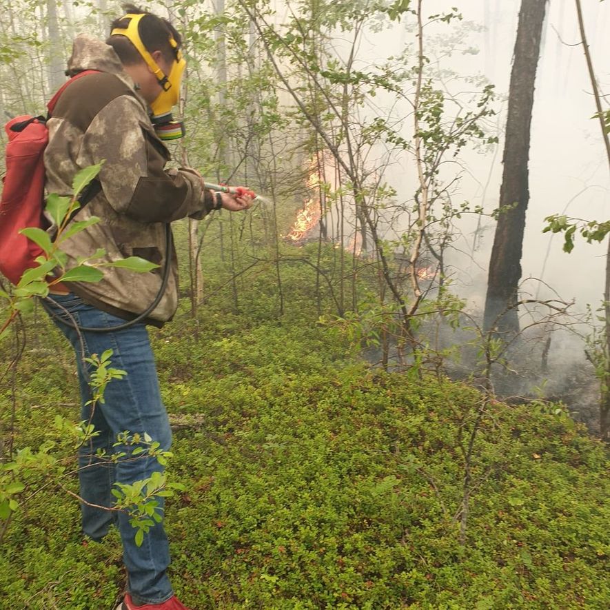 70 работников министерств Якутии помогают огнеборцам на лесных пожарах