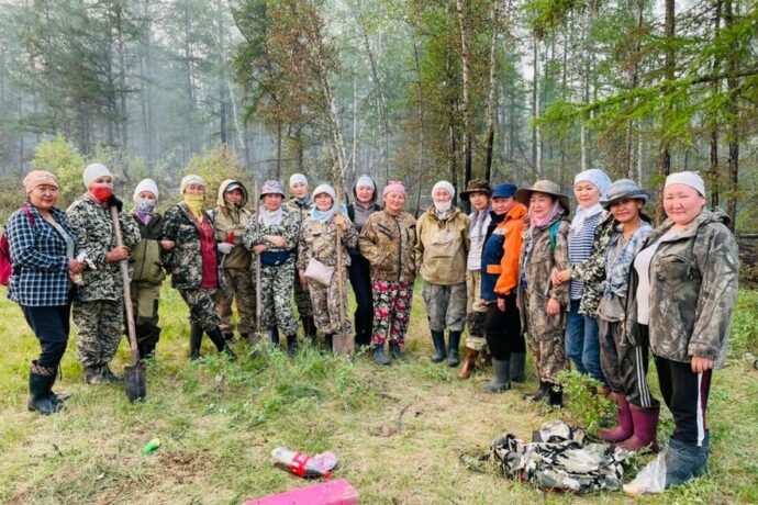Жители якутского села Ударник сплотились в борьбе с лесным пожаром