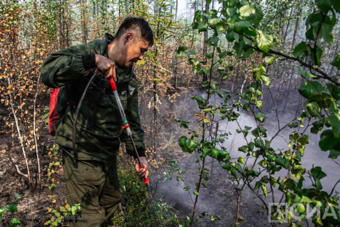 Участников тушения лесных пожаров в Якутии наградят почетными знаками