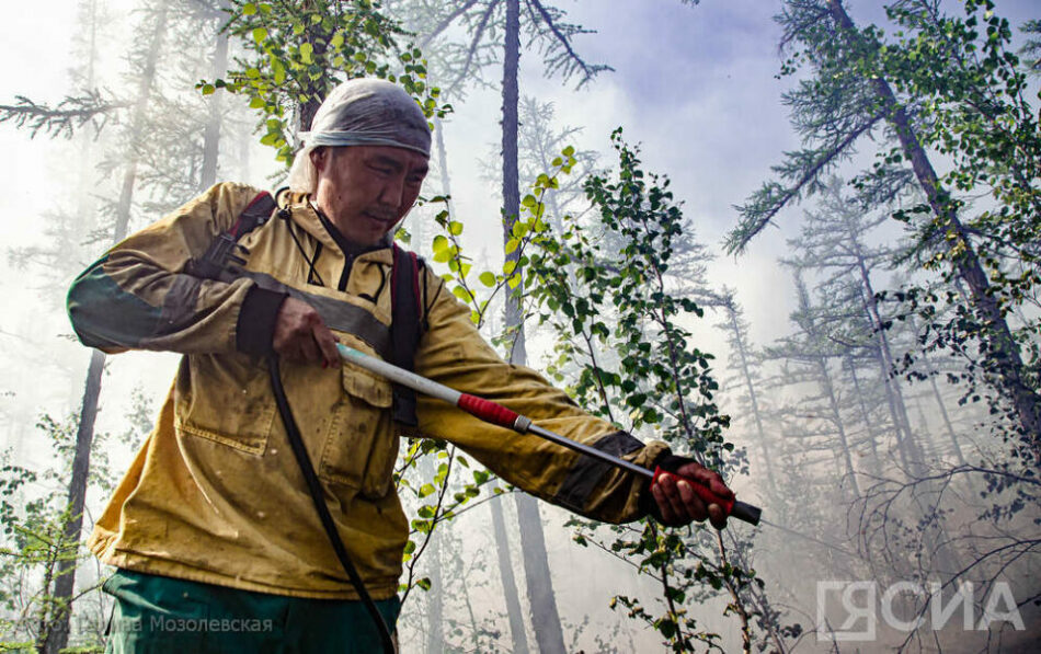 Авиалесоохрана усилила состав работников на тушении лесных пожаров в Усть-Майском районе Якутии