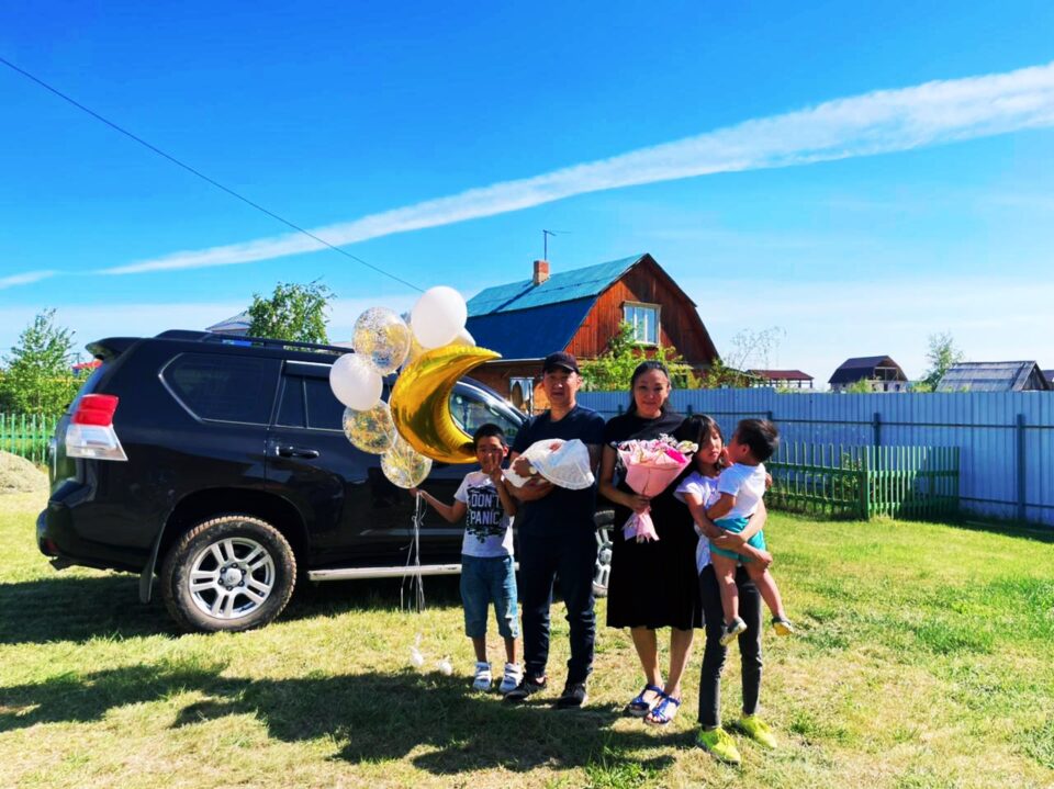 В Якутске 6-тысячному родившемуся ребенку вручены памятные подарки