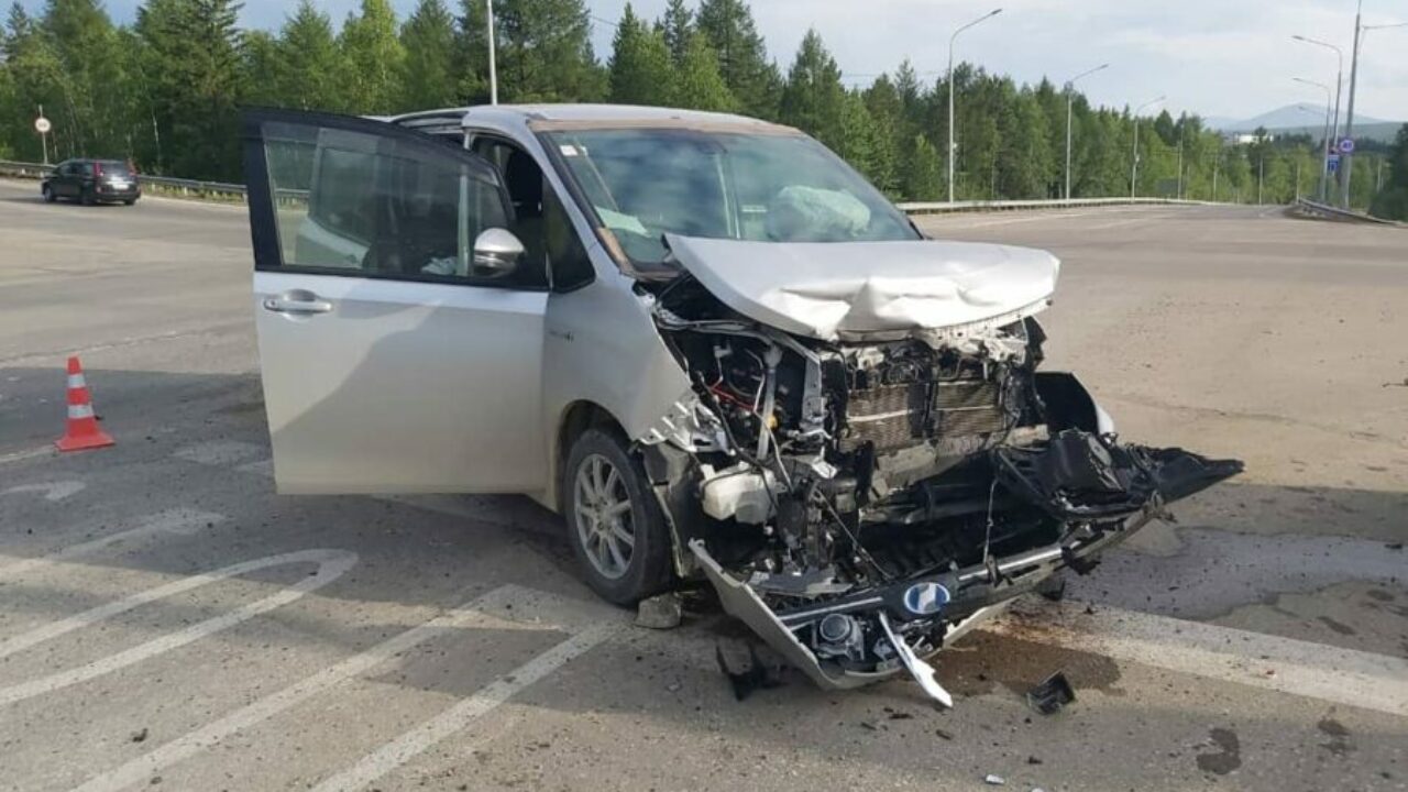 В Алдане в результате столкновения двух автомобилей пострадала женщина —  ЯСИА