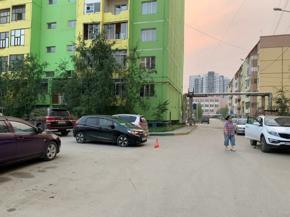 В Якутске во дворе дома на 11-летнего велосипедиста наехала машина