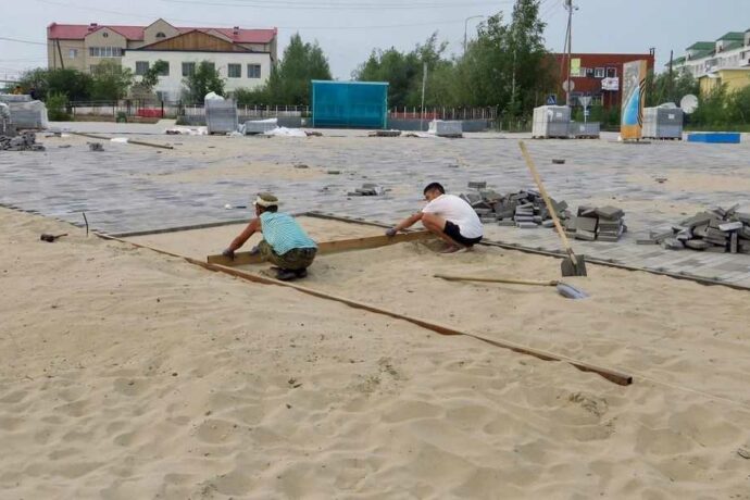 Новую набережную в городе Покровске Якутии украсят арт-скамейка и антипарковочные полусферы