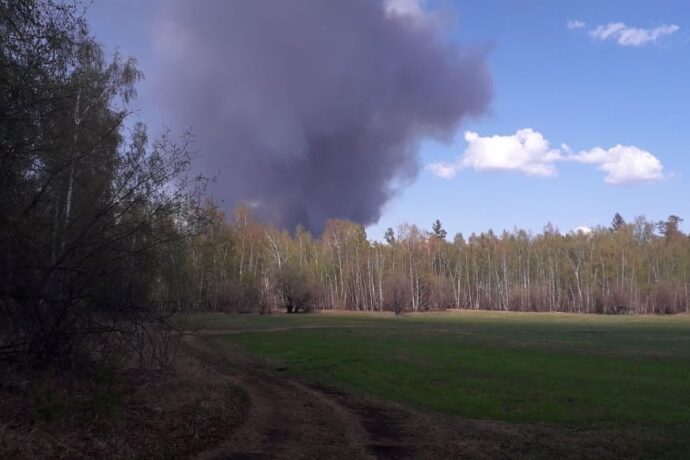 МЧС Якутии сообщает, что в Якутии действуют 2 природных пожара