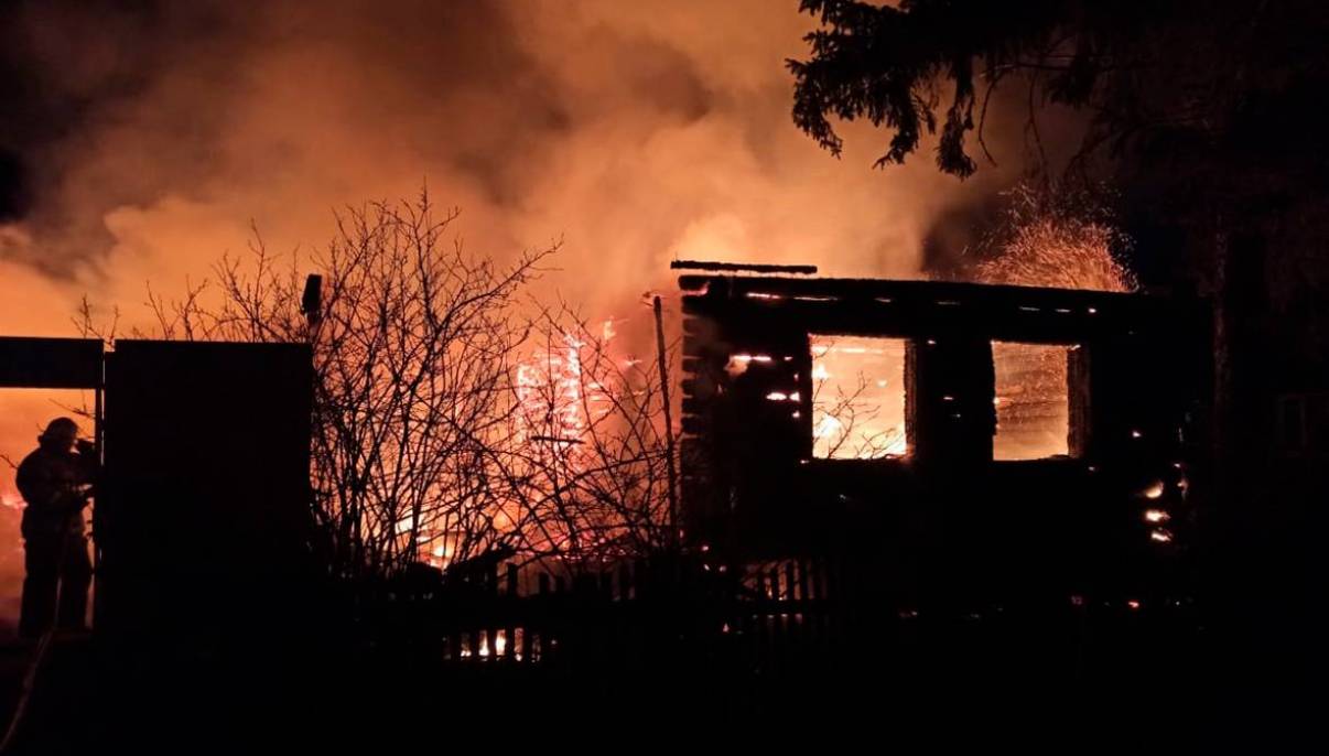 Мужчина погиб при пожаре в частном доме в Ленске
