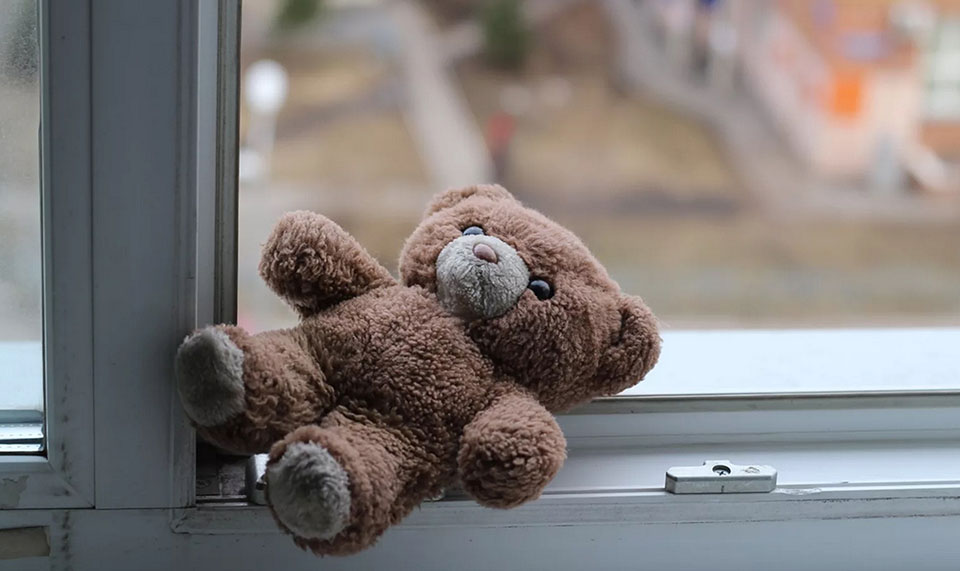 В Якутске из окна 5 этажа выпал ребенок