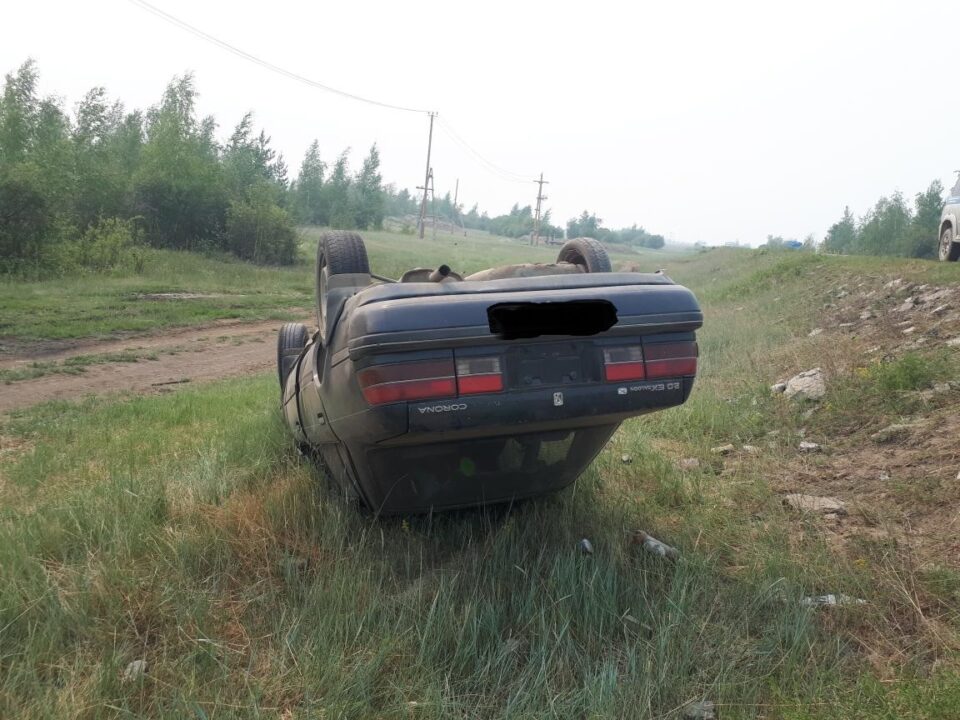 В Якутске перевернулся автомобиль из-за лопнувшего колеса