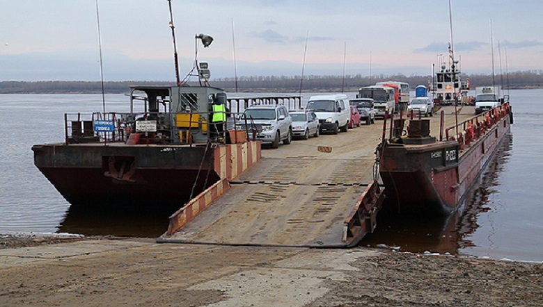 Движение паромов по реке Лене временно приостановлено в Якутии