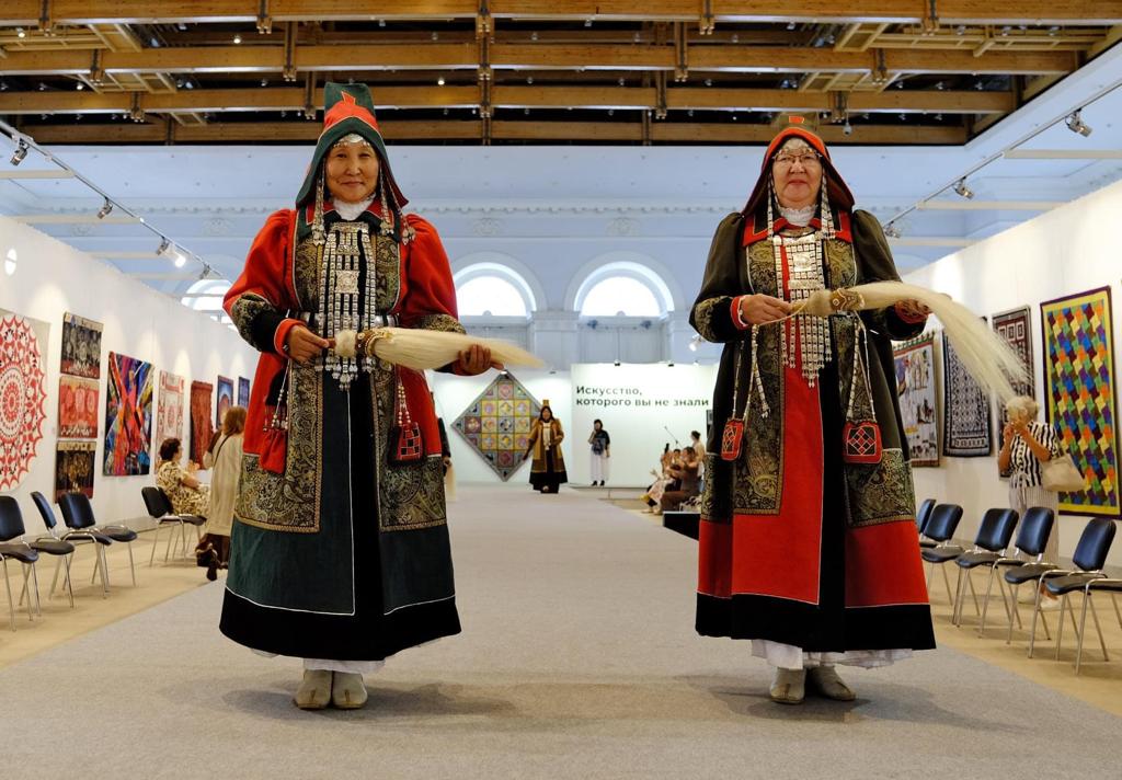 Мастерицы из Якутии показали коллекцию национальных костюмов на фестивале 