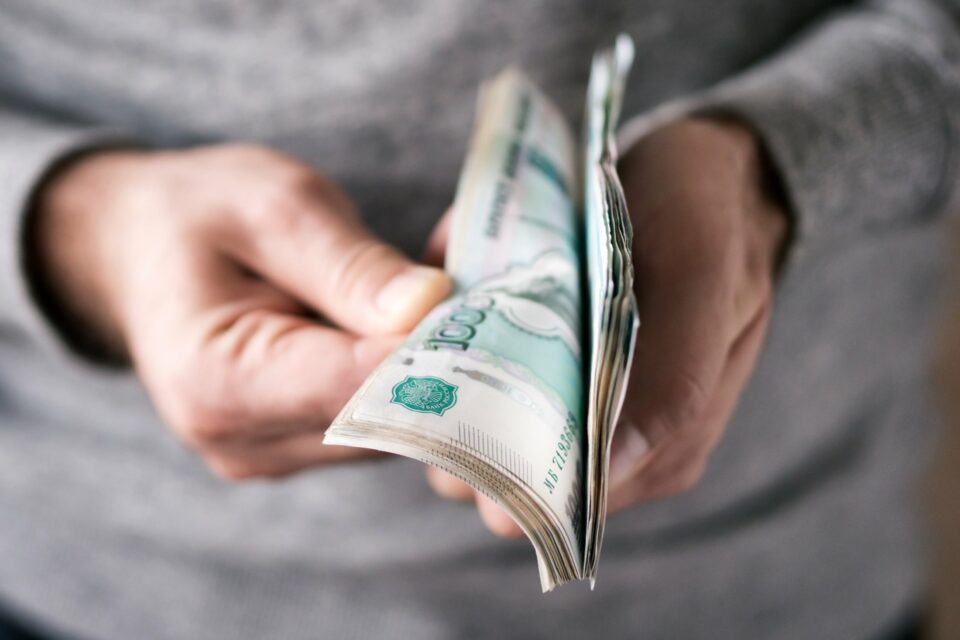 Разница в зарплатах мужчин и женщин в Якутии составила более 25 тысяч рублей