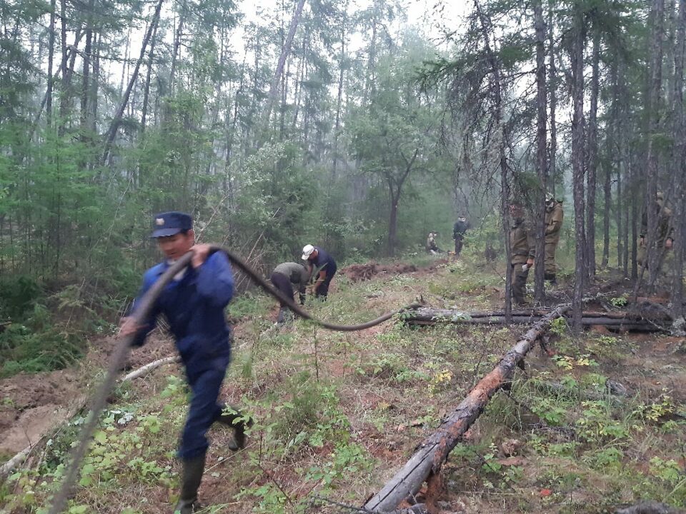 В наслегах Хадар и Хайахсыт Чурапчинского улуса Якутии продолжается борьба с лесными пожарами
