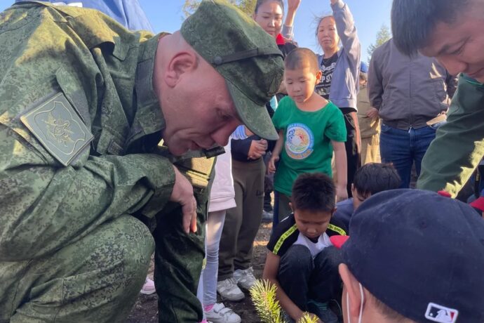 В рамках акции «Сохраним лес» у села Бясь-Кюёль Якутии высадили около полусотни молодых сосен