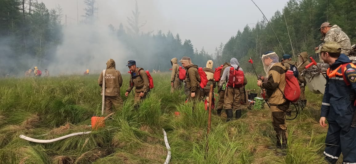 Группировку сил по тушению лесных пожаров в Усть-Майском районе Якутии увеличат 