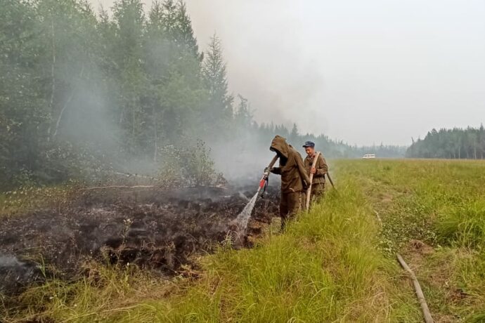 Из-за пожара проводят отселение жителей поселка Кобяконцы Намского района Якутии