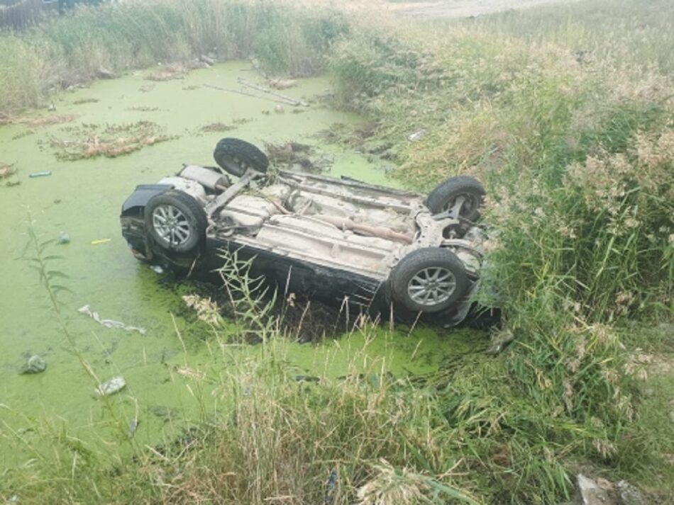 В Якутске иномарка опрокинулась в озеро. Три человека пострадали