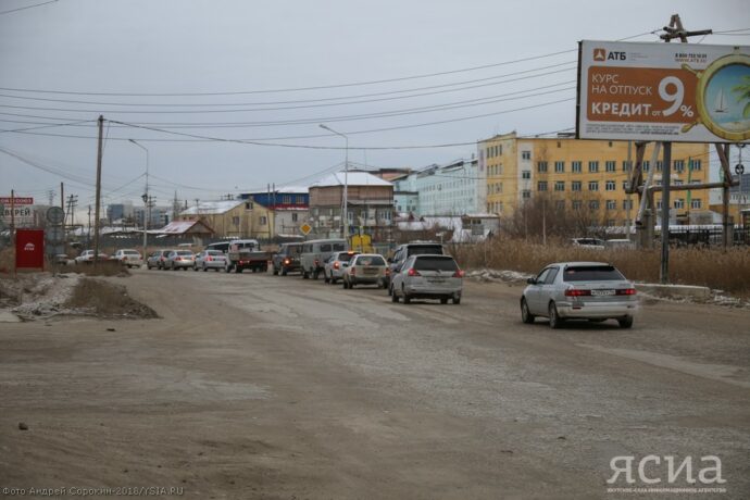 Каждый десятый автолюбитель Якутии за год тратит неделю на пробки